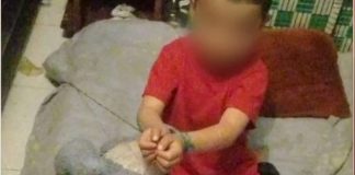 Padres castigaban a menor de 3 años por inquieto , Atado a una Cama