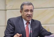 A través de su cuenta de Twitter, el senador Ernesto Macías propuso a Tomás Uribe Moreno