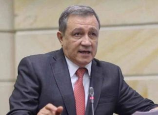 A través de su cuenta de Twitter, el senador Ernesto Macías propuso a Tomás Uribe Moreno