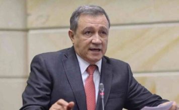 A través de su cuenta de Twitter, el senador Ernesto Macías propuso a Tomás Uribe Moreno