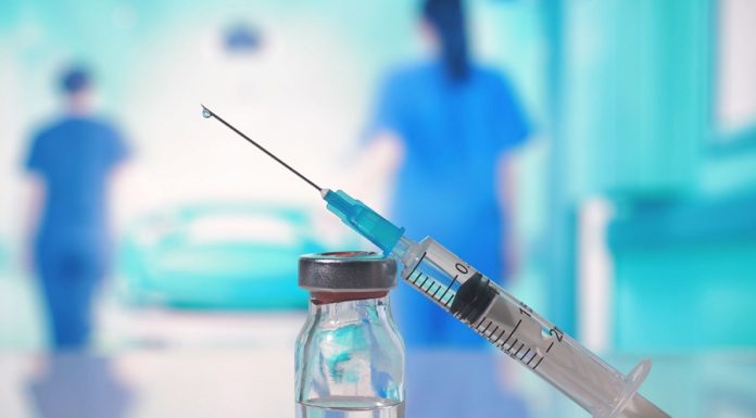 Empieza la vacunación a los mayores de 60 años en Colombia