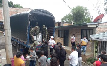 Mientras la Policia acribilla brutalmente al Pueblo, Ejército entrega donaciones en barrios vulnerables de Popayán